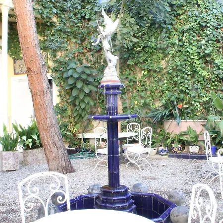 Medium Renaixenca מלון